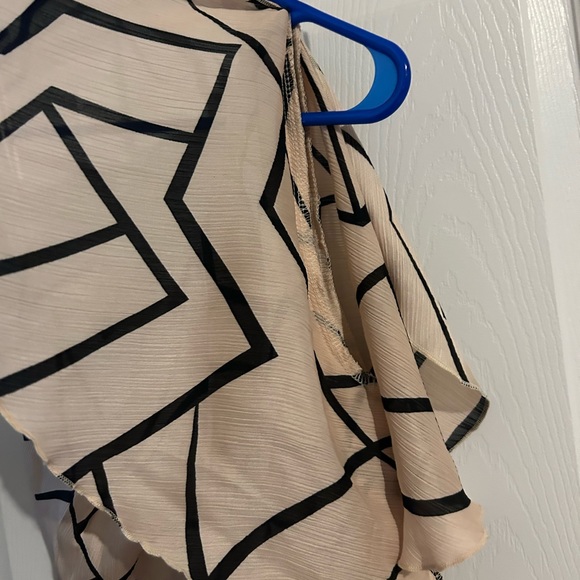 One-shoulder flutter sleeve geometric dress - Picture 4 of 6